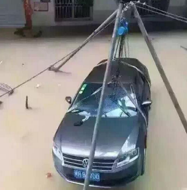 使用手拉葫蘆、吊裝帶和起重三腳架進(jìn)行修車